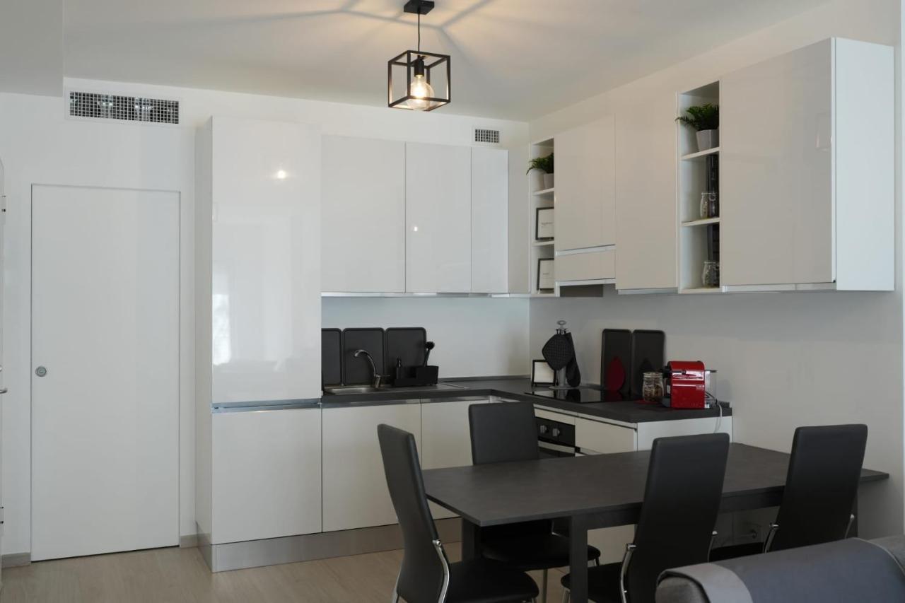 Homega - City Center New Apartment Бари Экстерьер фото